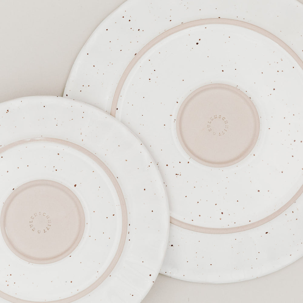 Zwei Colina-Teller von unten fotografiert, Fokus auf das Branding und die Keramikstruktur