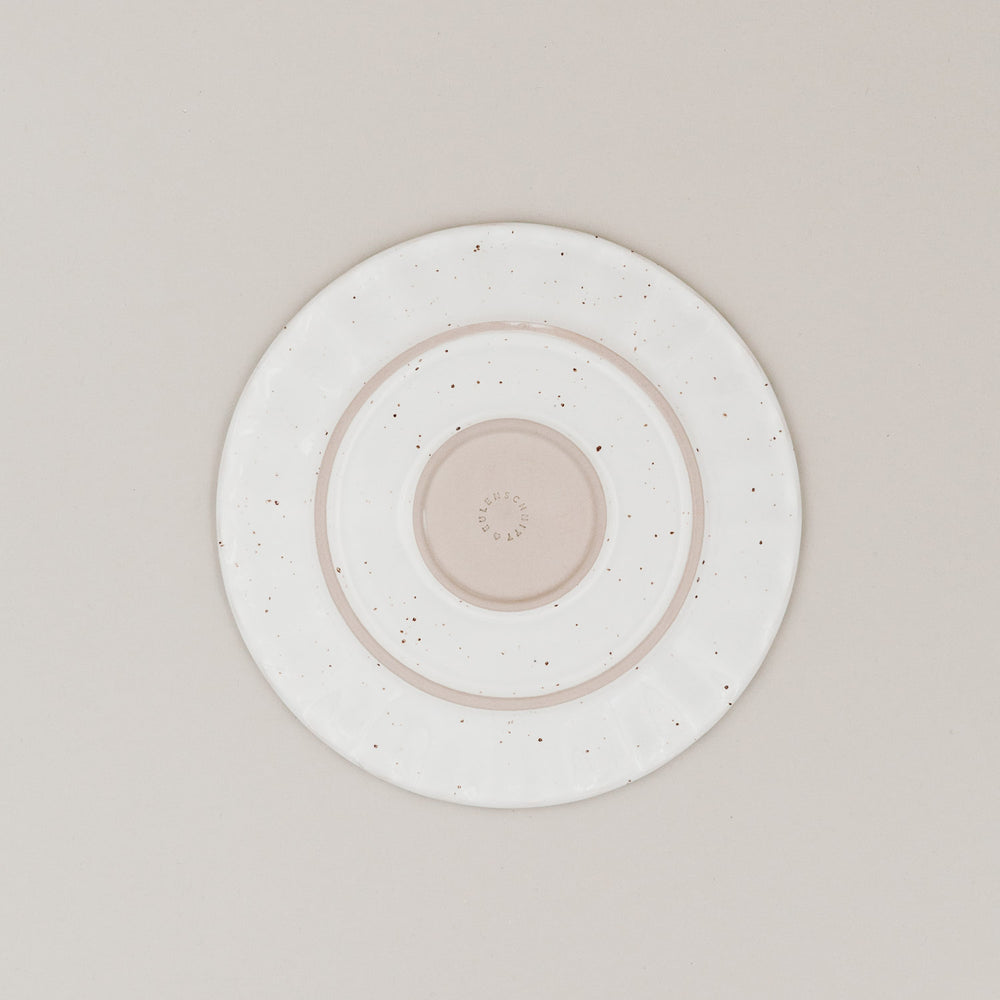 Unterseite des Colina-Tellers mit geprägtem Eulenschnitt-Schriftzug in der Mitte