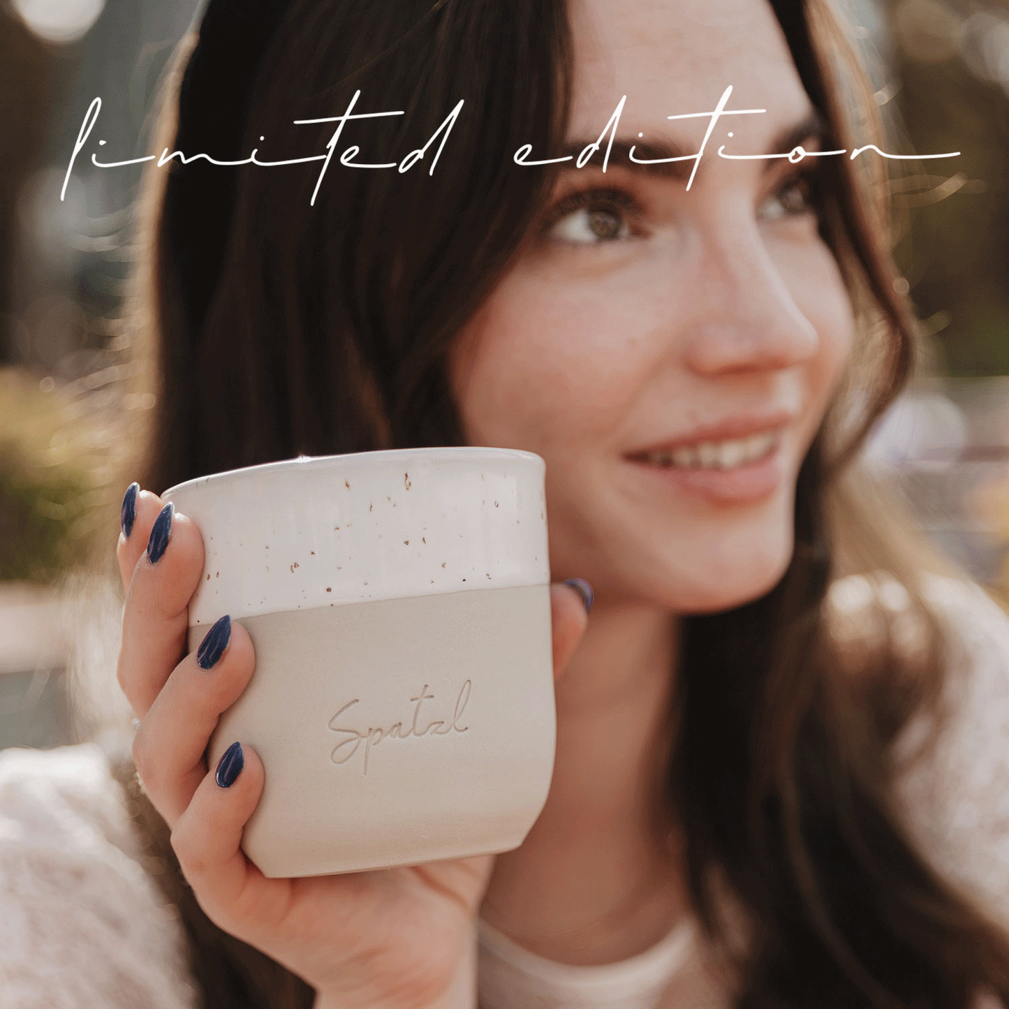 Frau hebt lächelnd Becher mit „Spatzl“-Prägung, Schriftzug „limited edition“ erscheint animiert im Bild.