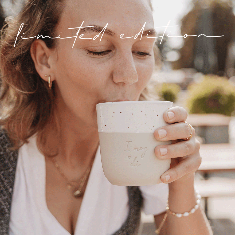 GIF mit Frau in Tracht, die aus einem Becher mit Gravur „I mog di“ trinkt – limited Edition von Eulenschnitt.