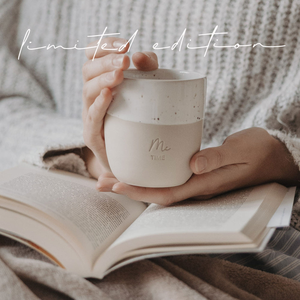 Me Time Keramikbecher wird beim Lesen gehalten, Limited Edition von Eulenschnitt.