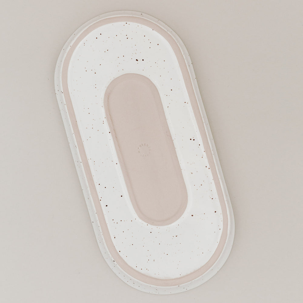 Rückseite der ovalen Servierschale Calma aus Steingut mit Prägung