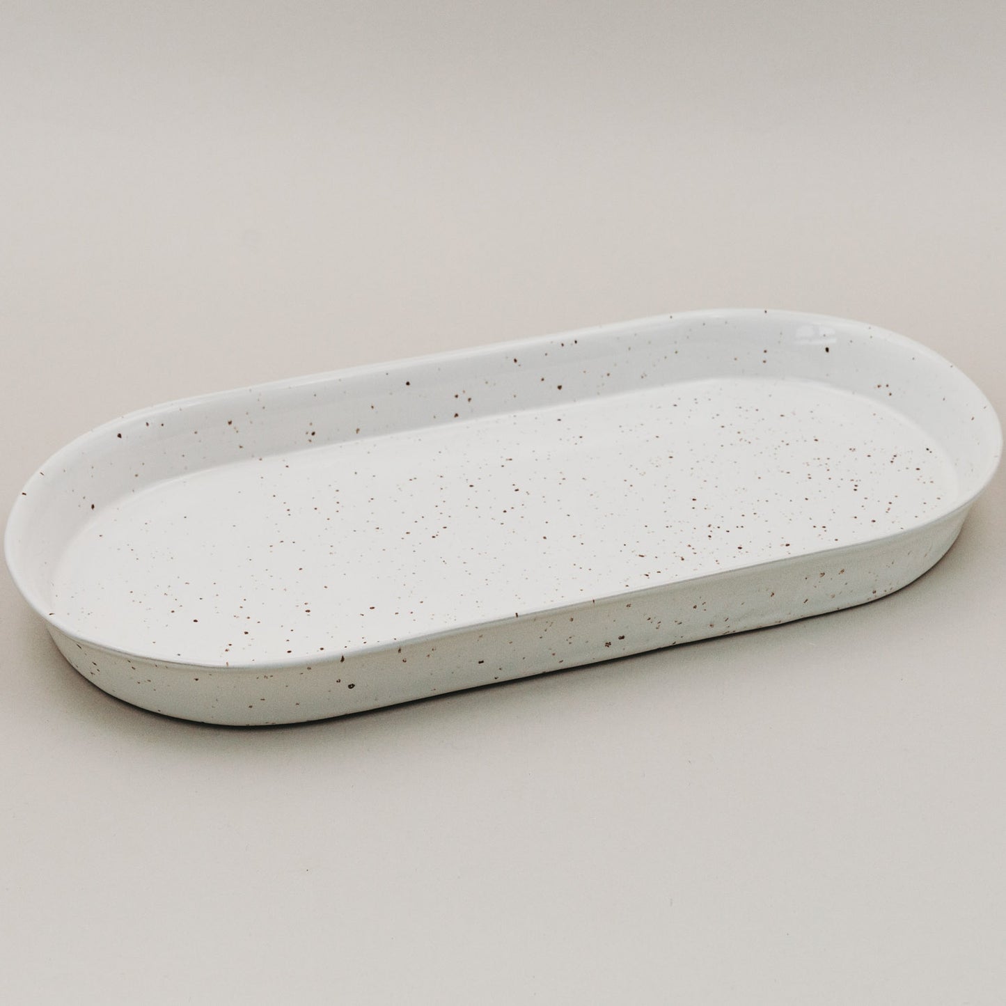 Große Servierschale Calma aus weißem, gesprenkeltem Steingut