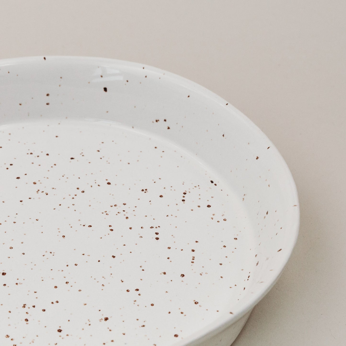 Detailaufnahme der gesprenkelten  Steingutschale Calma