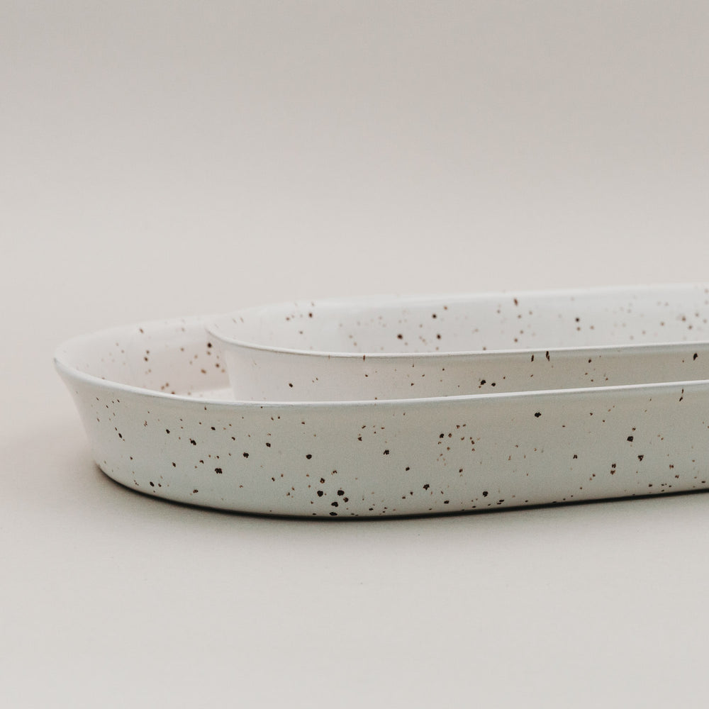 Seitliche Ansicht zweier ineinandergelegter Calma Servierschalen