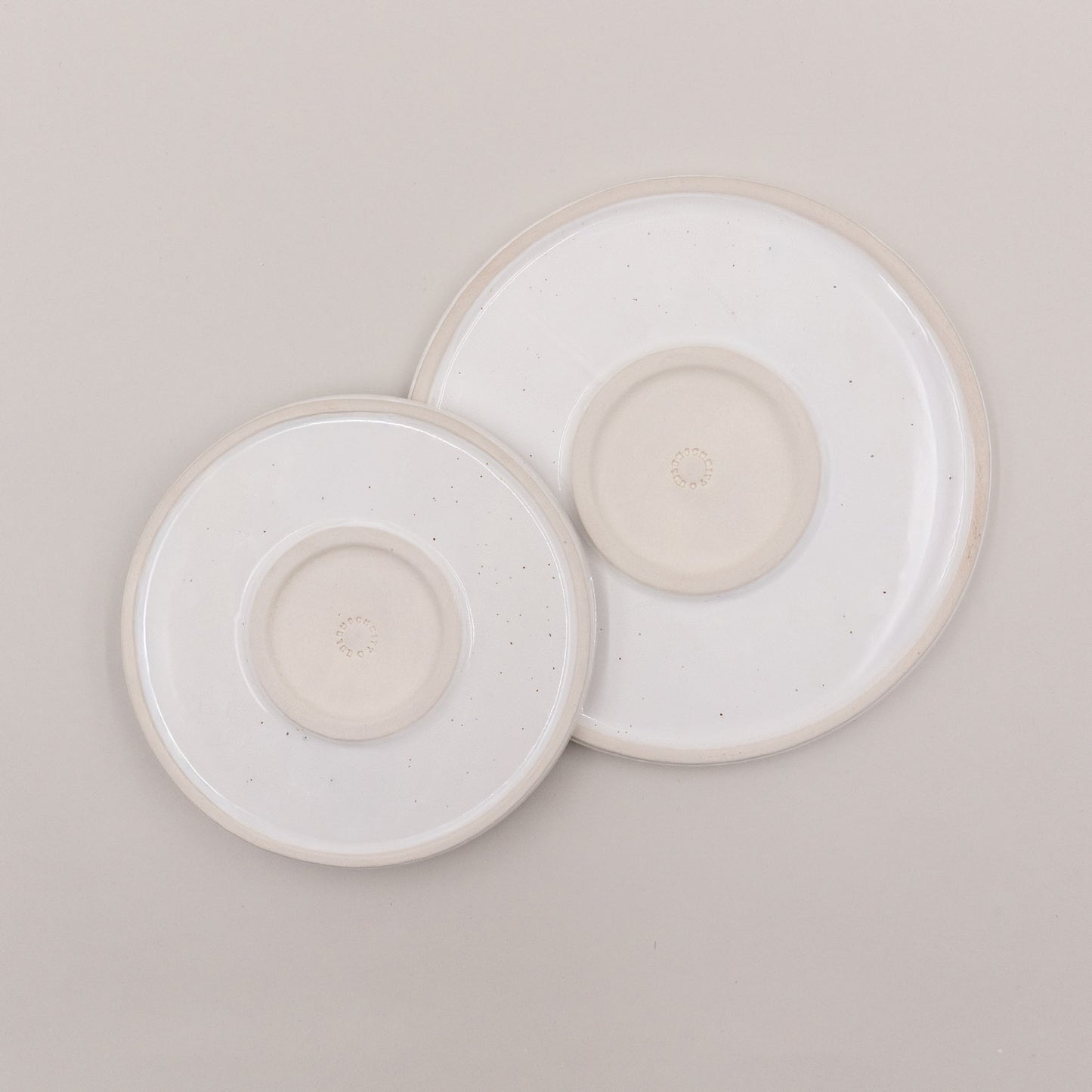 Rückseite der Calma Teller mit Eulenschnitt-Branding – handgefertigte Keramik mit Naturfinish