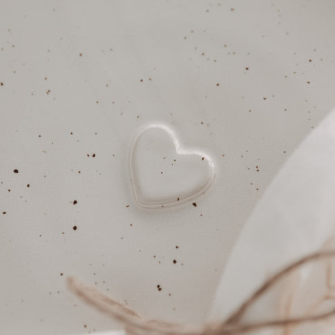 Detailansicht des geprägten Herzens in der Mitte des Calma Speisetellers von Eulenschnitt