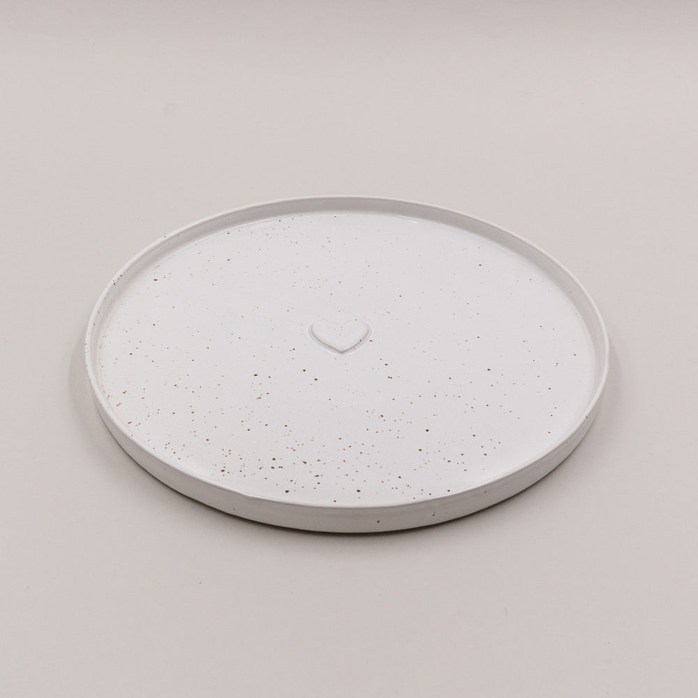 Flacher Calma Speiseteller mit Herz in gesprenkeltem Weiß – minimalistisches Design