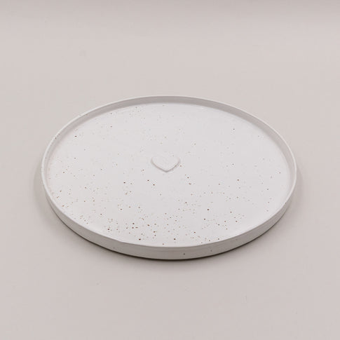 Flacher Calma Speiseteller mit Herz in gesprenkeltem Weiß – minimalistisches Design