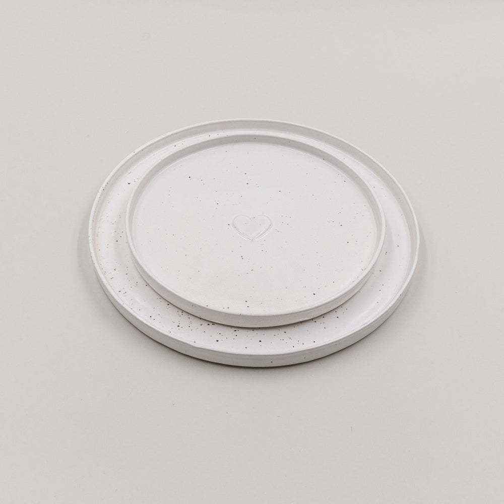 Set aus zwei Calma Tellern in verschiedenen Größen mit Herzprägung – harmonisch stapelbar