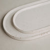 Servierplatten Calma groß und klein im Vergleich – weißes Steingut mit zartem Sprenkelmuster