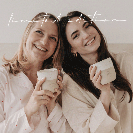 imitierter Becher „Herzensmensch“ in Beige, Person hält Becher lächelnd in den Händen, Valentinstag Edition.