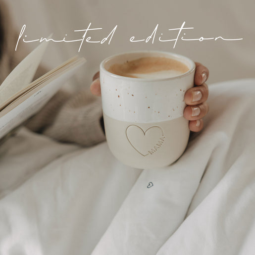 Keramikbecher Mama mit Herzmotiv und Kaffee in entspannter Atmosphäre, Limited Edition