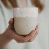 Keramik Becher mit Herzmotiv in Hand gehalten, minimalistischer Mini Mug in Beige und Weiß