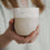 Keramik Becher mit Herzmotiv in Hand gehalten, minimalistischer Mini Mug in Beige und Weiß