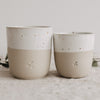Keramik Mini Mug Set mit Herzmotiv in Beige Weiß, minimalistische Becher auf Stoff dekoriert