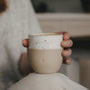 Keramik Mini Mug mit Herzprägung auf Knie gehalten, Becher für Kaffee oder Cappuccino