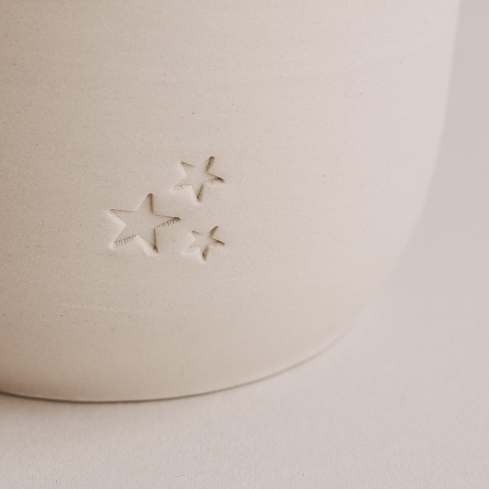 Detail Sternprägung auf Keramikbecher, dezentes Design in Beige und Weiß