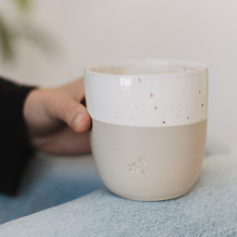 Keramikbecher mit Sternprägung auf Jeans, moderner Becher für Kaffee oder Tee