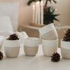 Keramikbecher Set mit Weihnachtsmotiven und Tannenzapfen, stilvolle winterliche Tischdekoration