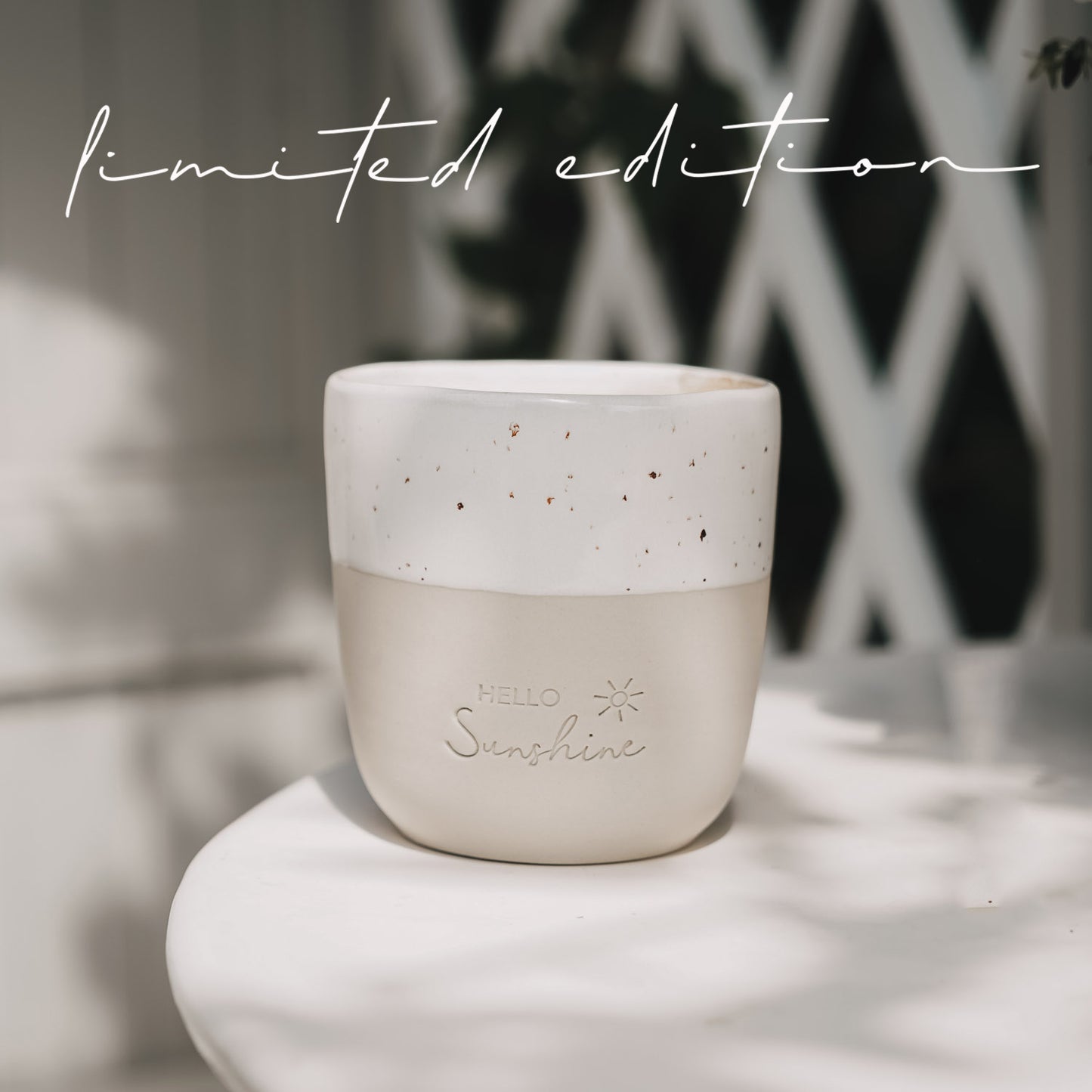 Minimalistischer Keramikbecher „Hello Sunshine“ Limited Edition auf Tisch, stilvoller Mini Mug