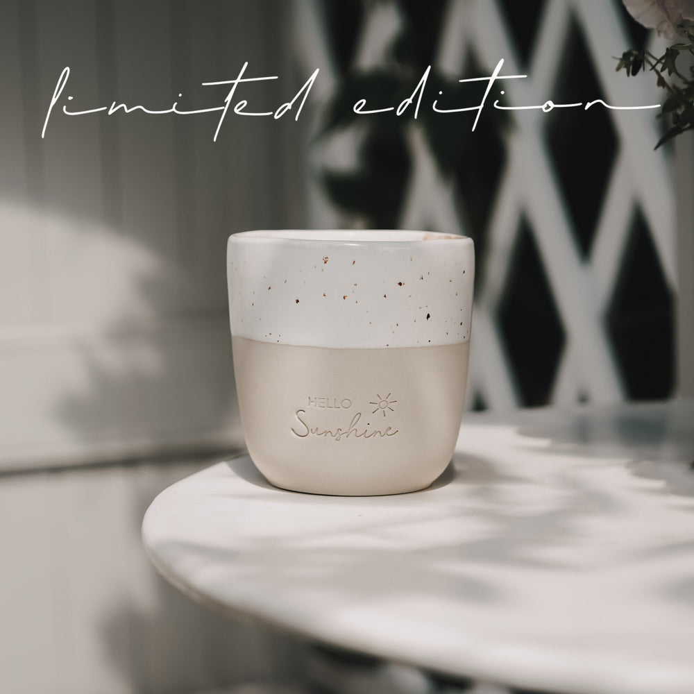 Keramik Mini Mug „Hello Sunshine“ Limited Edition auf Tisch mit Sonnenlicht und natürlichem Schatten
