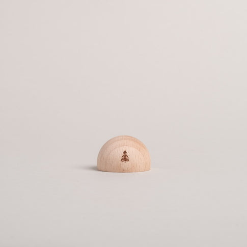 Kartenständer aus Holz in halbrunder Form mit gelasertem Tannenbaum auf hellem Untergrund
