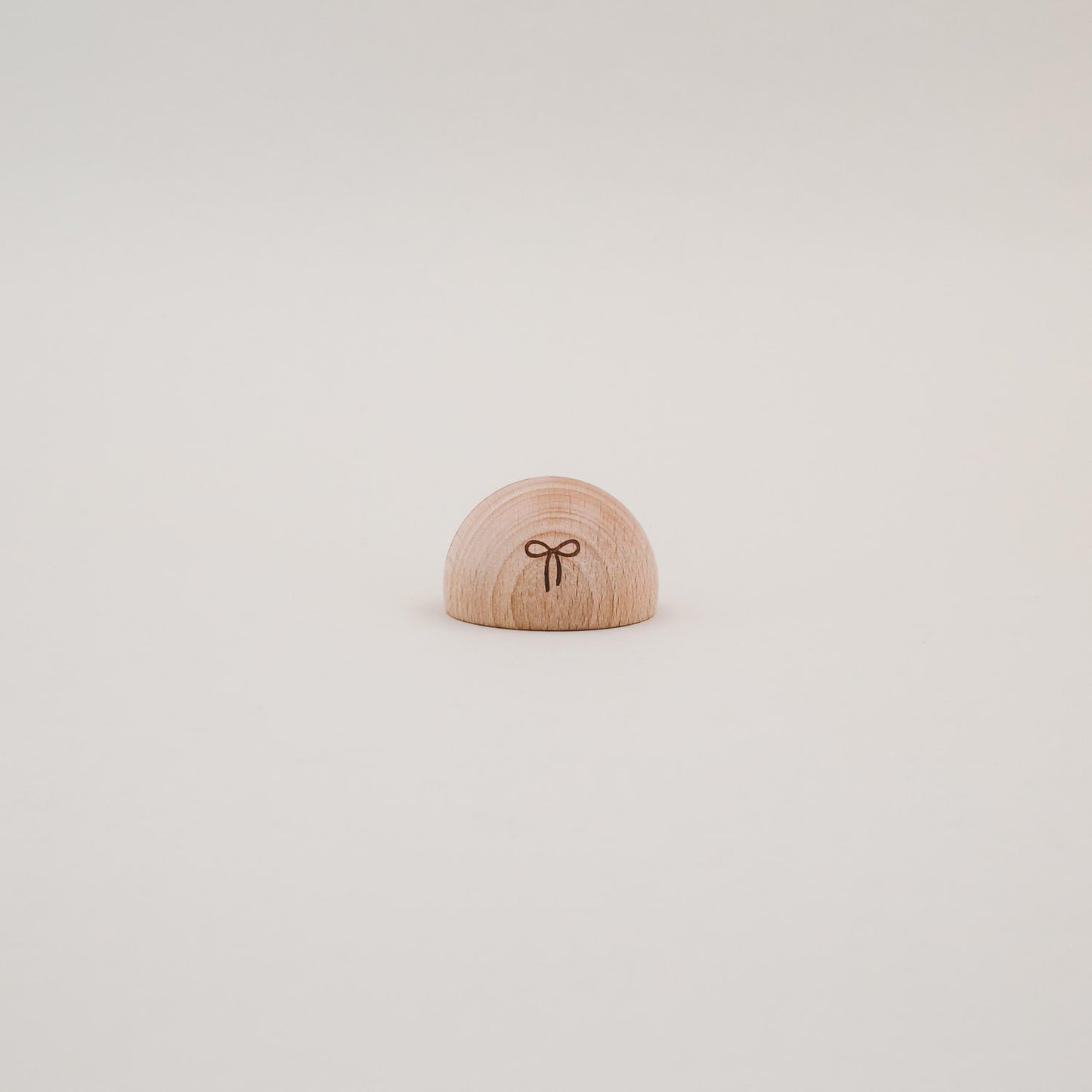 Kartenständer halbrund mit Schleife aus Holz auf weißem Hintergrund, minimalistisch in Szene gesetzt