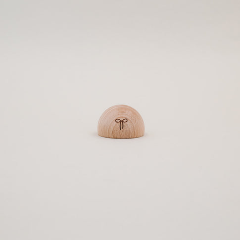 Kartenständer halbrund mit Schleife aus Holz auf weißem Hintergrund, minimalistisch in Szene gesetzt