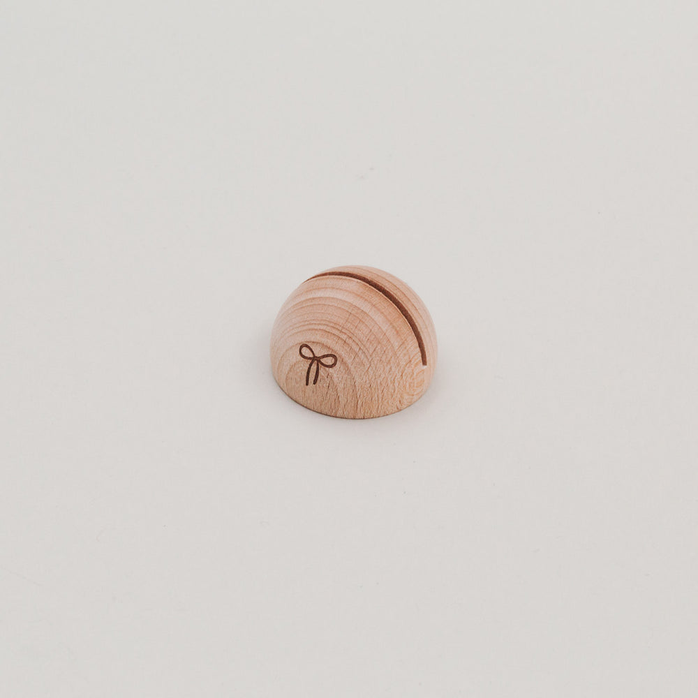 Kartenhalter halbrund aus Holz mit Schlitz und Schleifen-Gravur, seitlich auf weißem Untergrund fotografiert