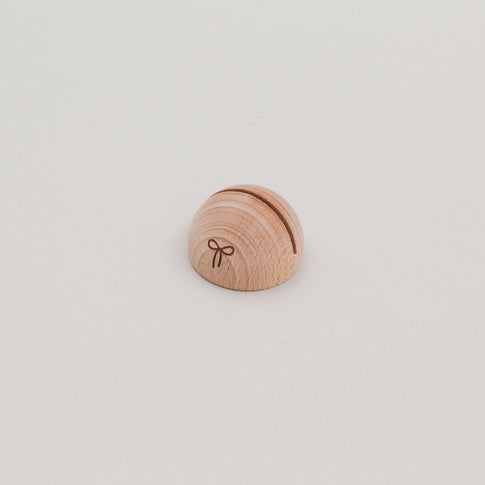 Kartenhalter halbrund aus Holz mit Schlitz und Schleifen-Gravur, seitlich auf weißem Untergrund fotografiert