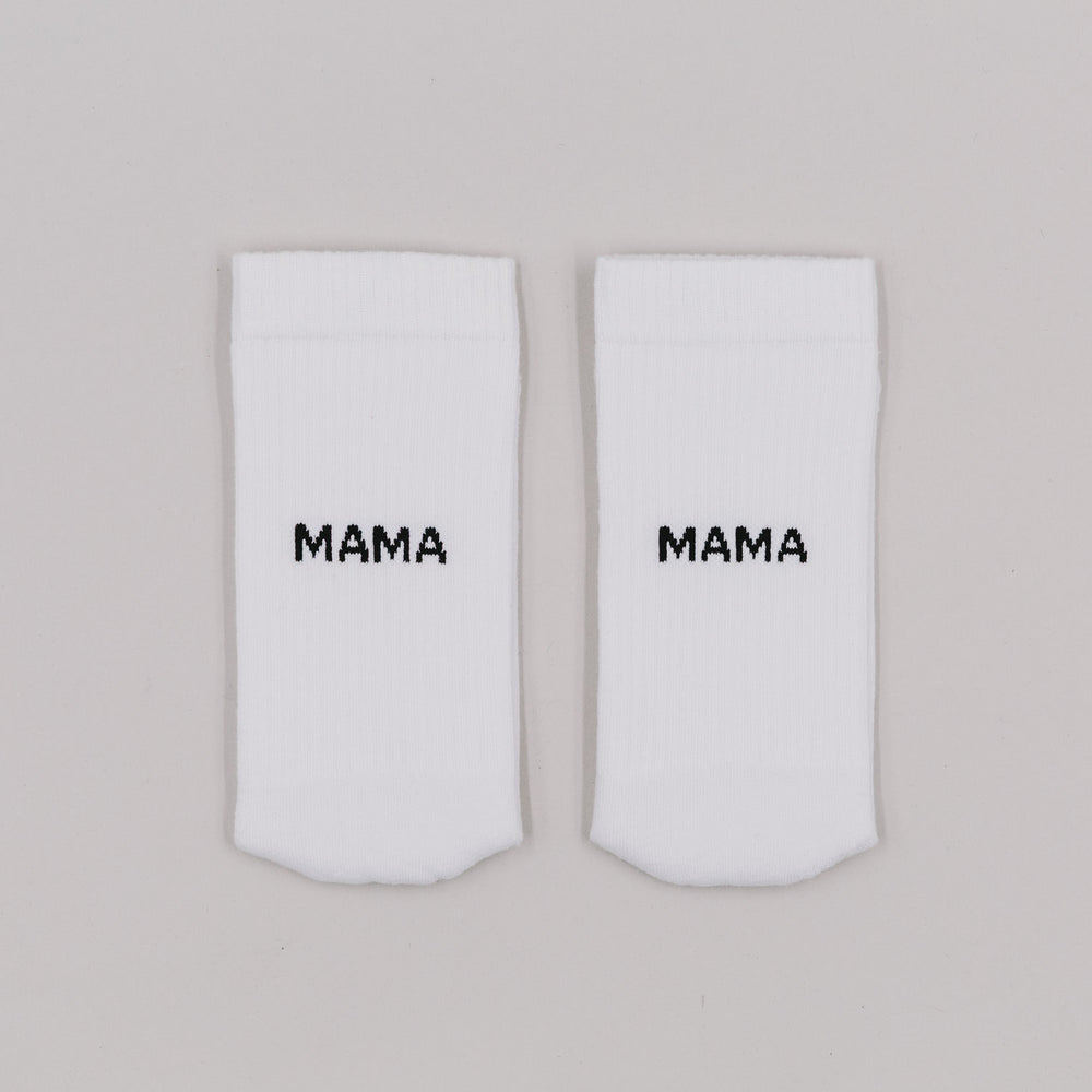 Zwei weiße Socken mit schwarzem Mama-Schriftzug – schlichtes und liebevolles Design für Mamas.