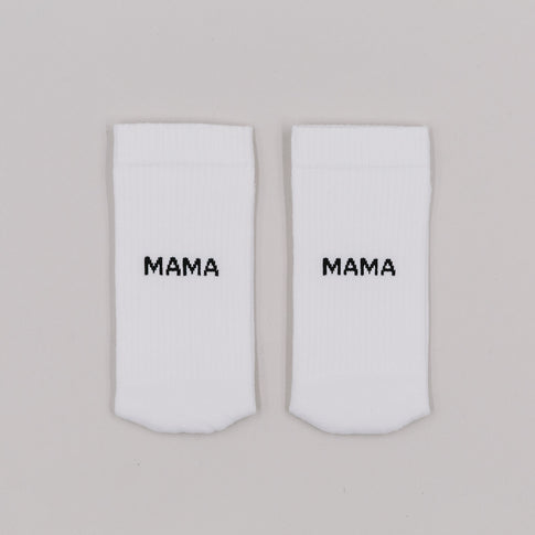 Zwei weiße Socken mit schwarzem Mama-Schriftzug – schlichtes und liebevolles Design für Mamas.