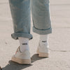 Rückansicht weißer Socken „MRS“ kombiniert mit Sneakern im Alltag