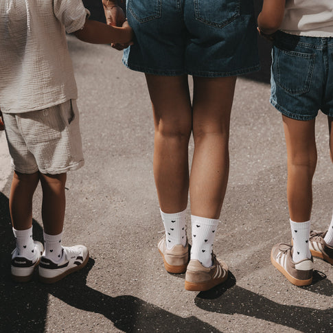 Familienlook mit weißen Eulenschnitt Socken mit schwarzen Herzen