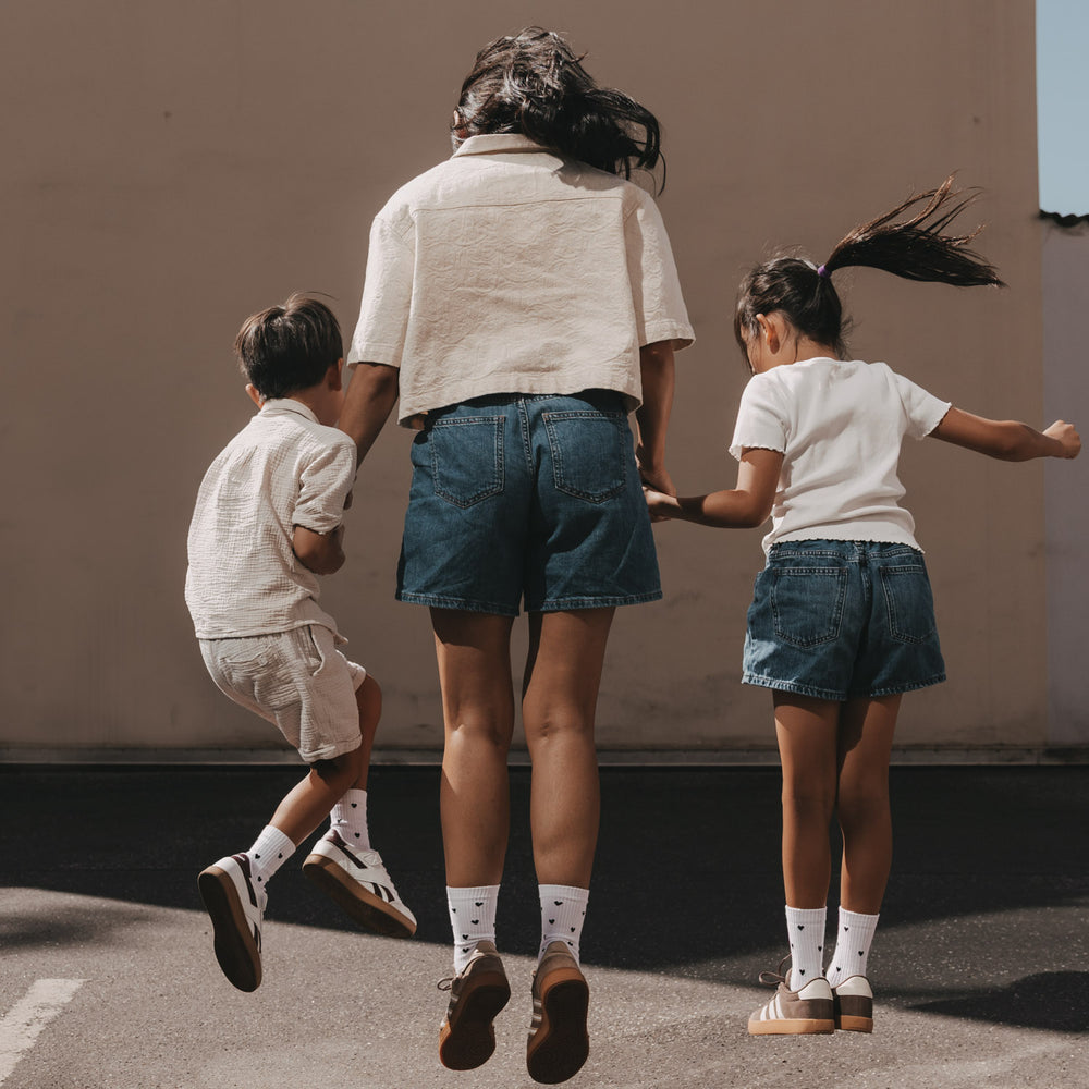 Familie im Partnerlook mit weißen Eulenschnitt Socken und schwarzen Herzen