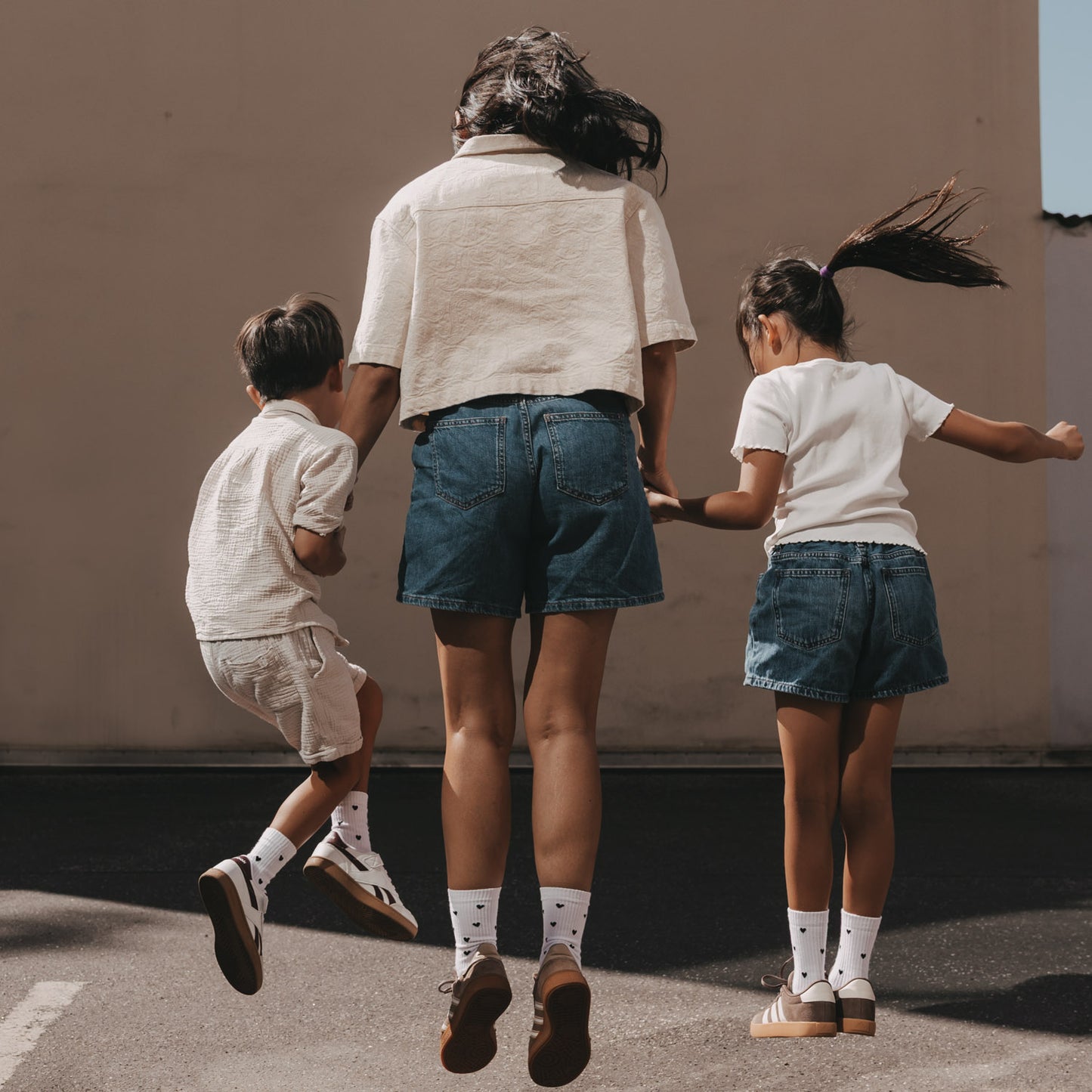 Familie im Partnerlook mit weißen Eulenschnitt Socken und schwarzen Herzen
