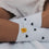 Detail weißer Eulenschnitt Socken mit schwarzen Herzen und gelber Blume
