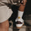 Kind trägt weiße Eulenschnitt Socken mit gelbem Smiley