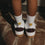 Weiße Smiley Socken für Kinder mit gelbem Motiv an der Rückseite