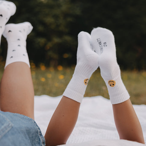 Kids Socken mit Smiley von Eulenschnitt beim Spielen im Freien