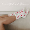 Nahaufnahme: Person liegt entspannt auf einem Sofa und trägt weiße Socken mit roten Herzchen. Schriftzug Limited Edition steht über dem Bild.