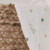 Detail Musselintuch mit Gänse- und Blumenprint in Nahaufnahme