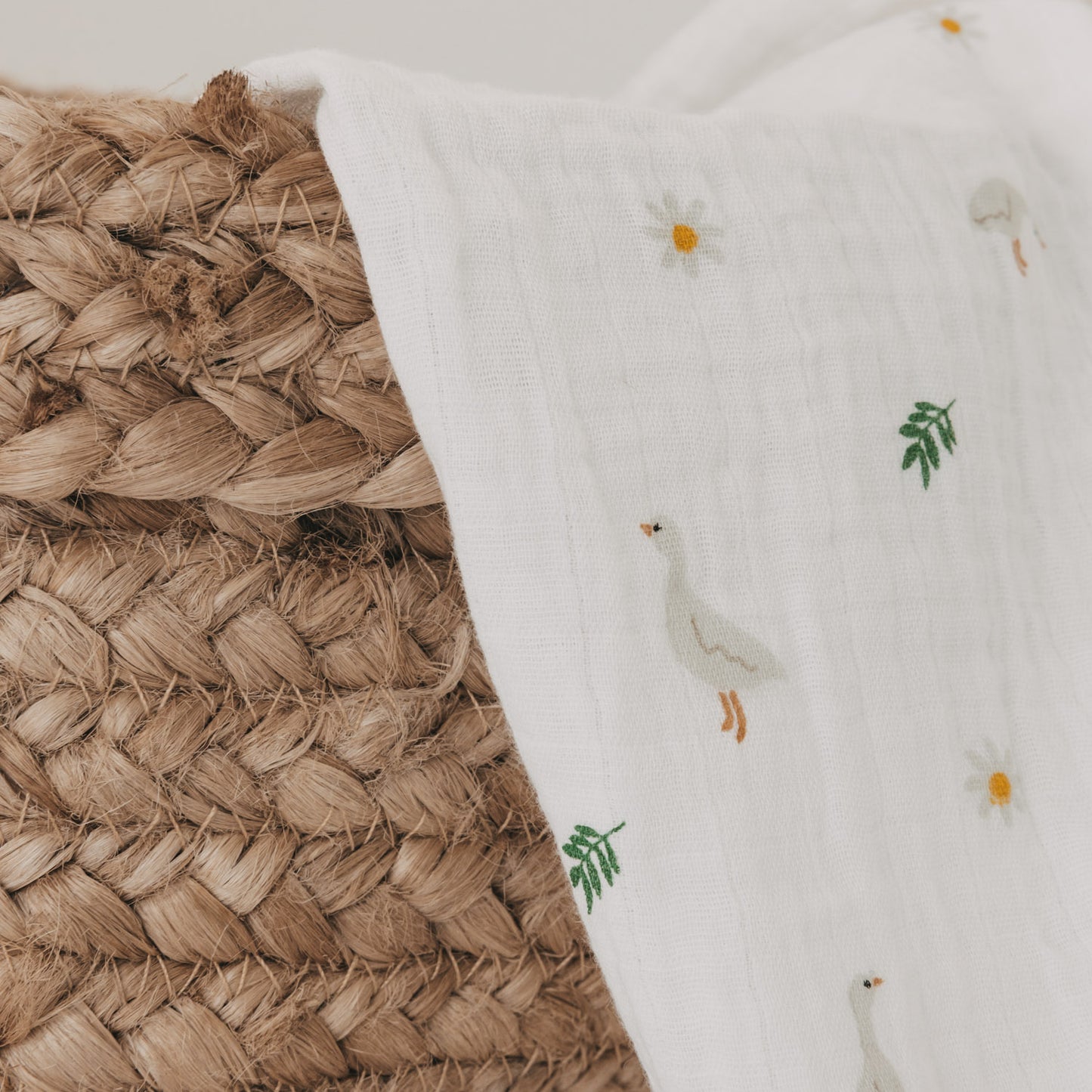 Detail Musselintuch mit Gänse- und Blumenprint in Nahaufnahme