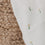 Detail Musselintuch mit kleinen Blumen und Blättern auf weißem Baumwollstoff