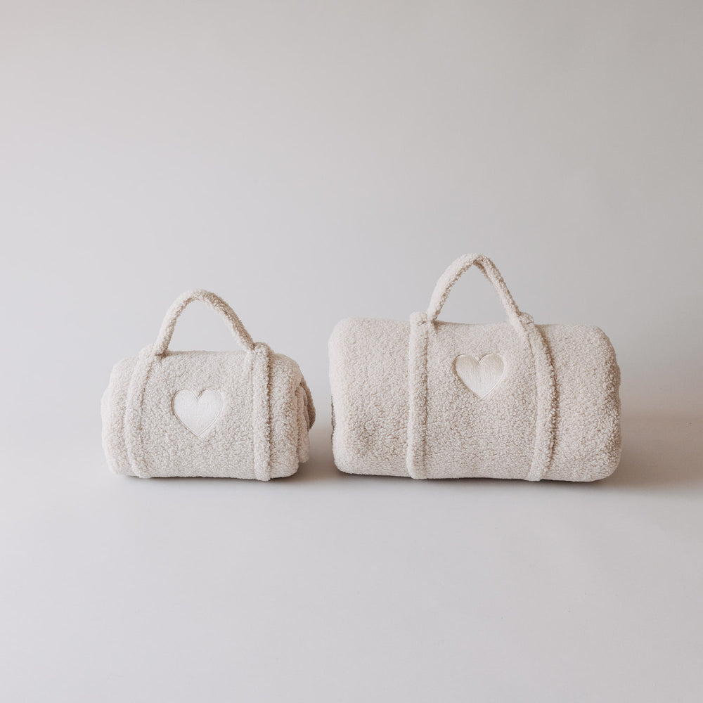 Zwei Hundedecken in Creme in unterschiedlichen Größen mit Herzmotiv
