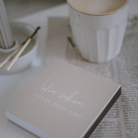 Streichholzschachtel mit Aufschrift „Wie schön, dass es dich gibt!“ – liebevolle Botschaft für besondere Momente.