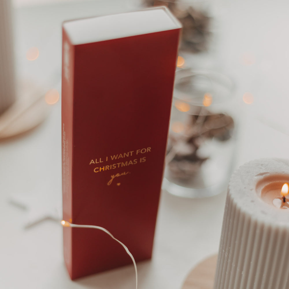 Streichholzschachtel „All I Want for Christmas Is You“ in Rot als weihnachtliches Wohnaccessoire