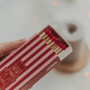 Geöffnete Streichholzschachtel mit Nussknacker-Motiv in der Hand
