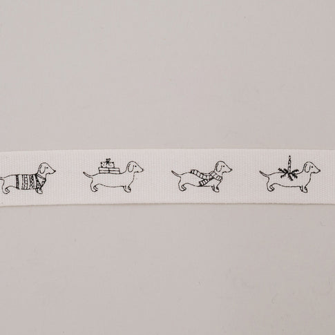 Geschenkband mit Weihnachtsdackeln aus Baumwolle, vier Dackel-Motive auf Band nebeneinander